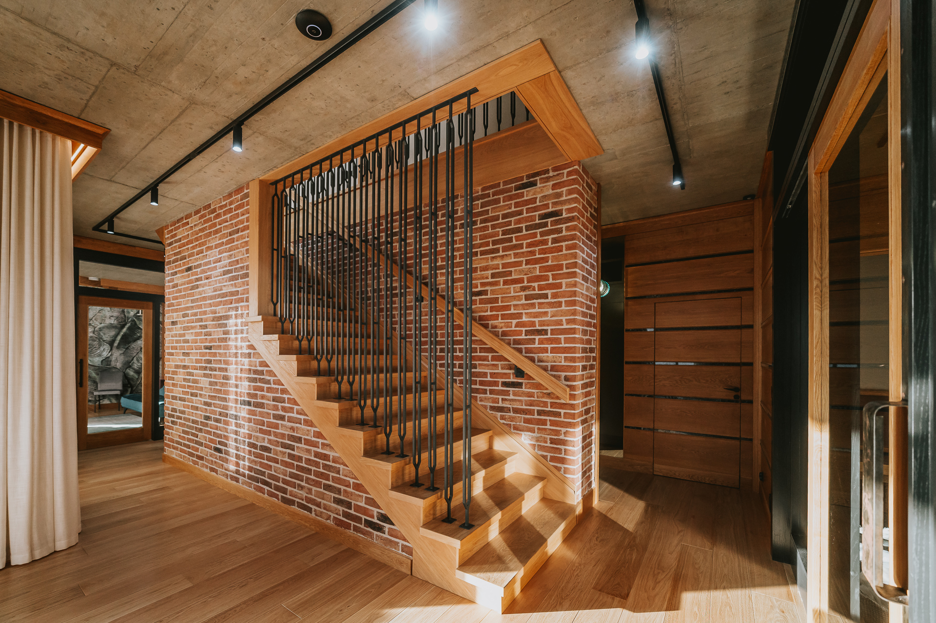 Schody nowoczesne z metalową balustradą